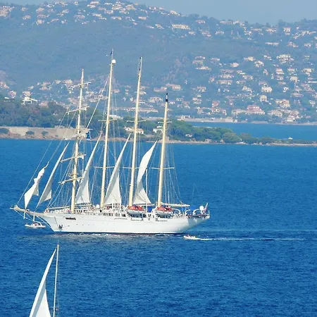 Mit Blick Auf Grimaud